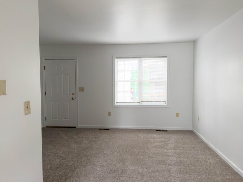 Building Photo - 80 Diller Ave