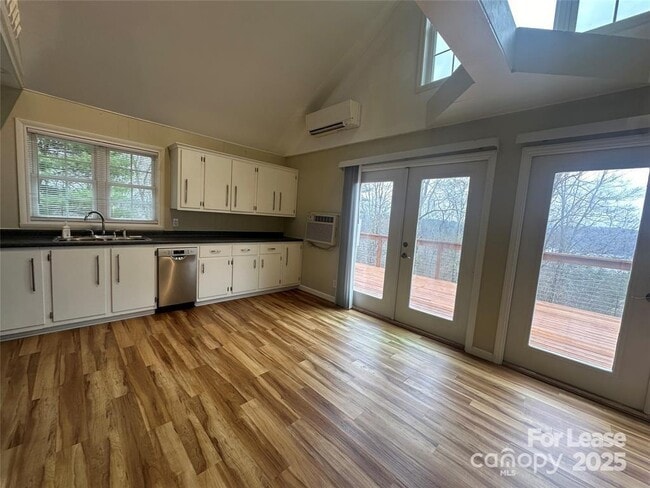 Building Photo - 236 Lakeview Dr