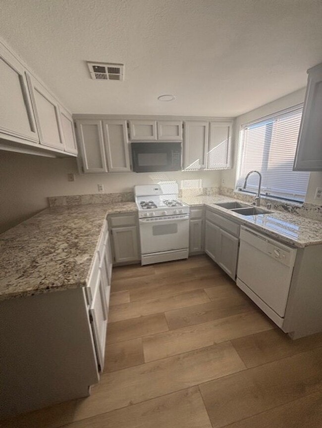 Building Photo - Newly Renovated 2-Bedroom Townhouse with 2...