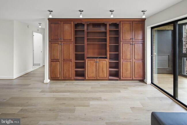 Building Photo - 8340 Greensboro Dr