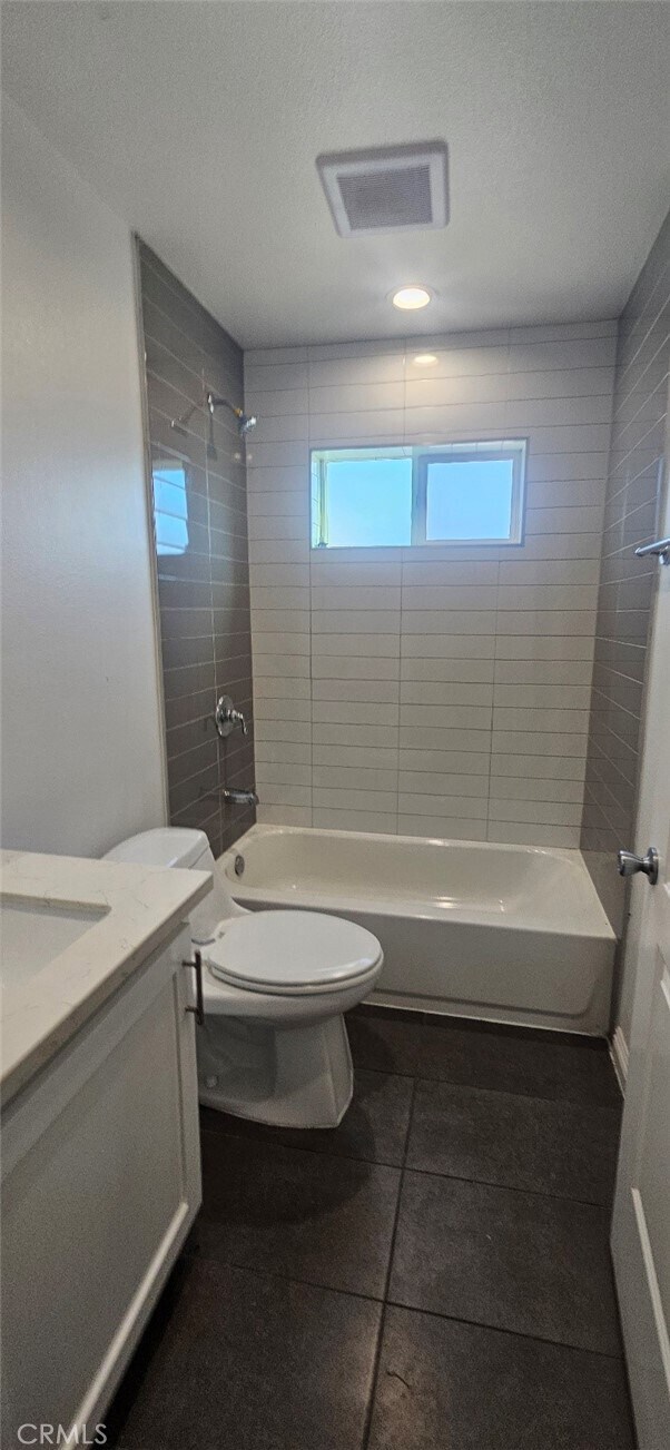Building Photo - 211 W 43rd St