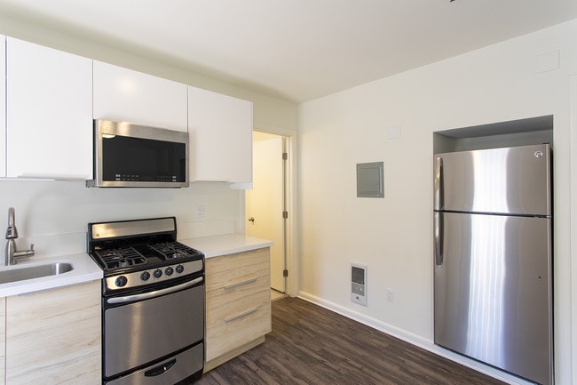 Building Photo - *OPEN HOUSE: 11/1 12:30-1:30PM* La Jolla V...