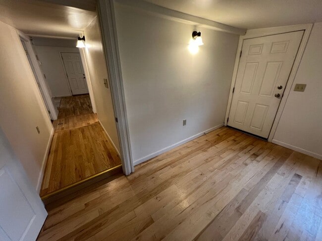 Building Photo - 1-2 Bedroom 1 Bath House with Garage, Newl...