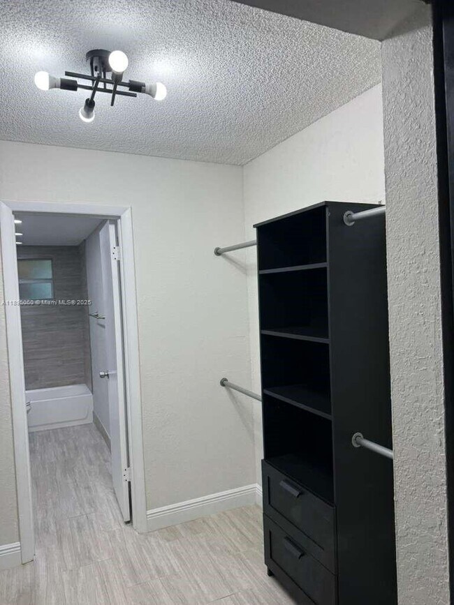 Building Photo - 9353 Fontainebleau Blvd