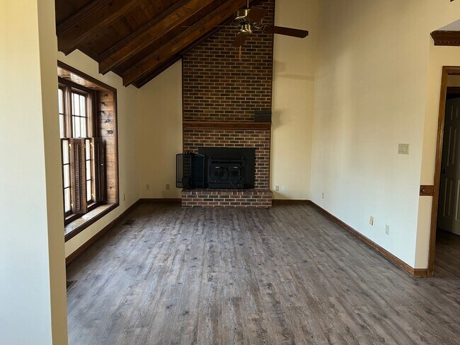 Building Photo - 300 Pleasants Dr