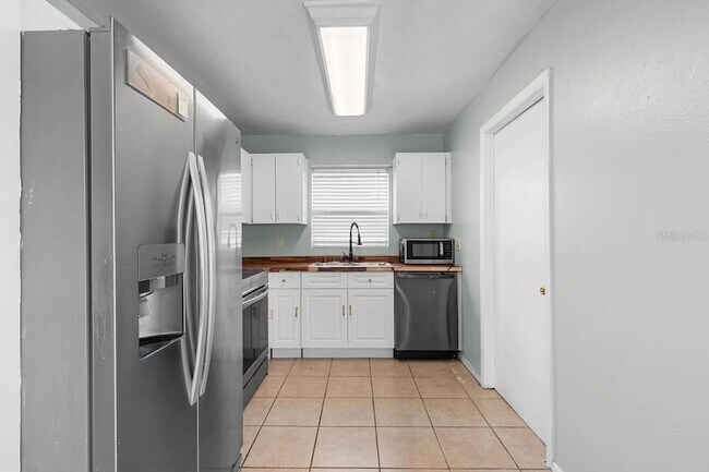 Building Photo - 1424 Vinetree Dr