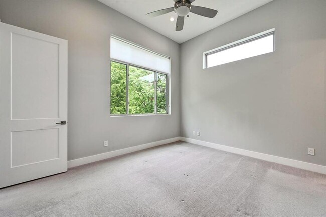 Building Photo - Chic on Chestnut!