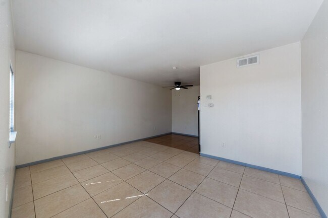 Building Photo - 1800 N Wayside Dr