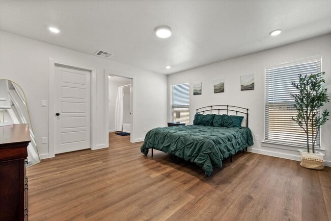 Building Photo - Now Pre-Leasing and a 55' TV -New 3/2/2 in Willowbend