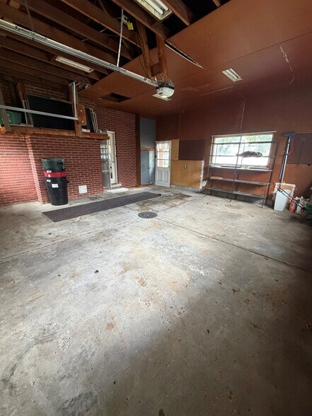 Building Photo - 319 Amelia Ave