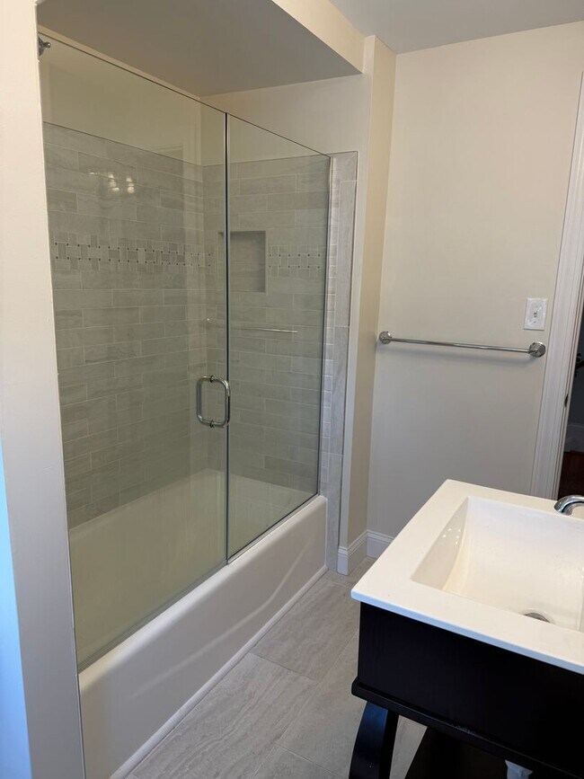 Building Photo - Discover comfort and convenience in charming North Michigan Park!