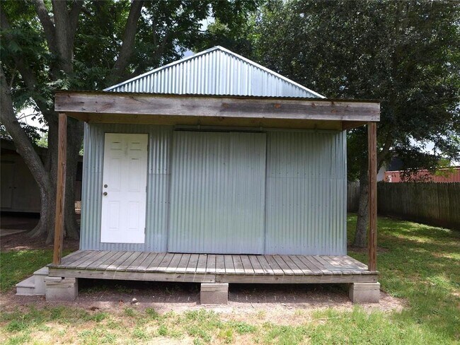 Building Photo - 322 Sabine St