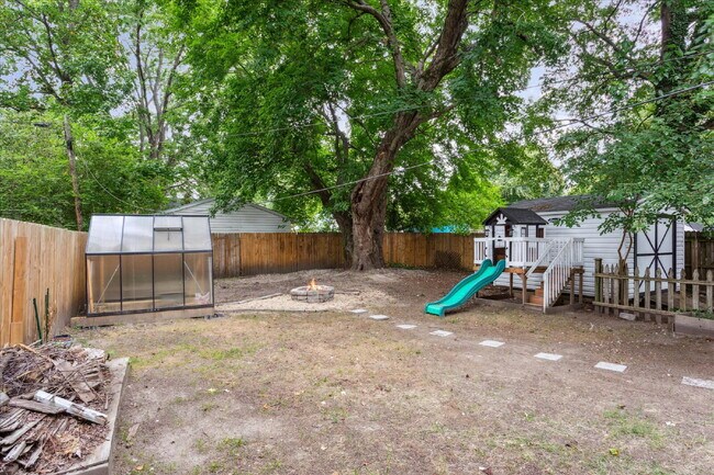 Building Photo - "Charming 3-Bedroom Retreat with 2 Full Baths in Hampton – Spacious 1494 Sq Ft Gem!"