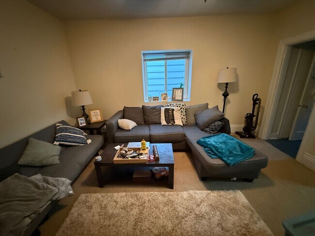 Building Photo - 1911 Jane St