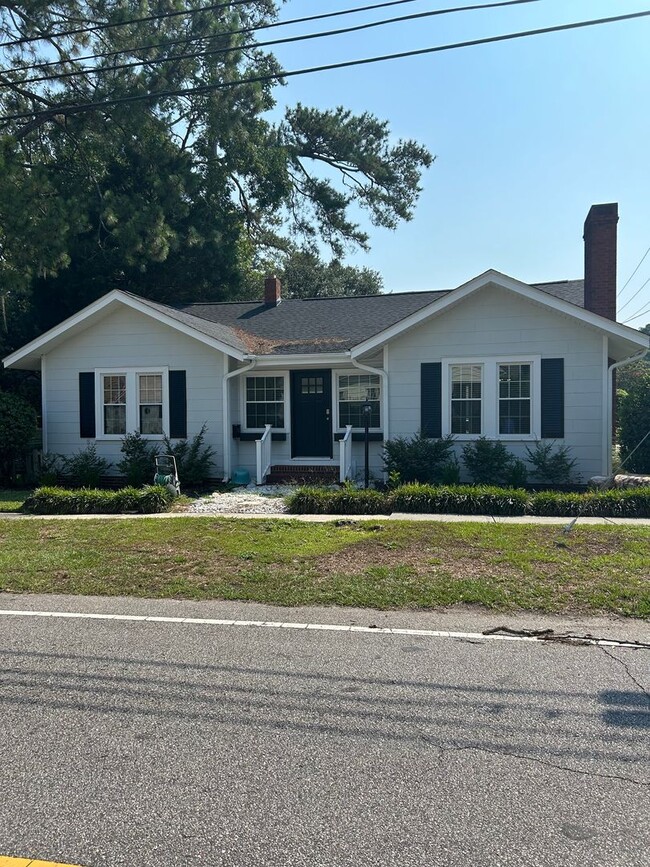 Building Photo - CHARMER LOCATED IN THE HEART OF DOWNTOWN CONWAY