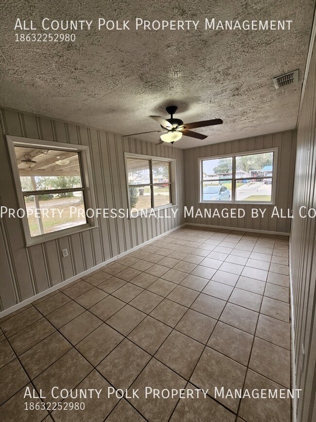 Building Photo - Awesome 3 Bedroom 2 Bath Lake Wales Home f...