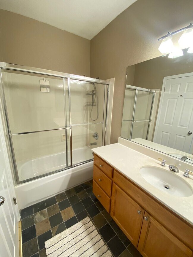 Building Photo - Low Deposit W/ Garage Parking & In Unit Laundry!