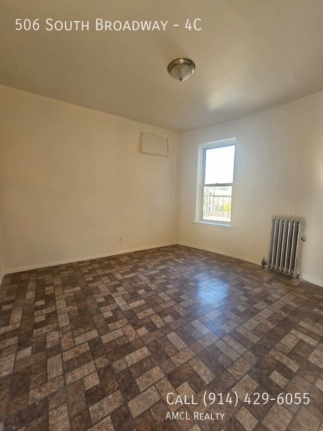 Building Photo - 506 S Broadway