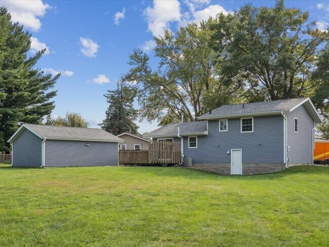 Building Photo - 1429 Columbus Dr