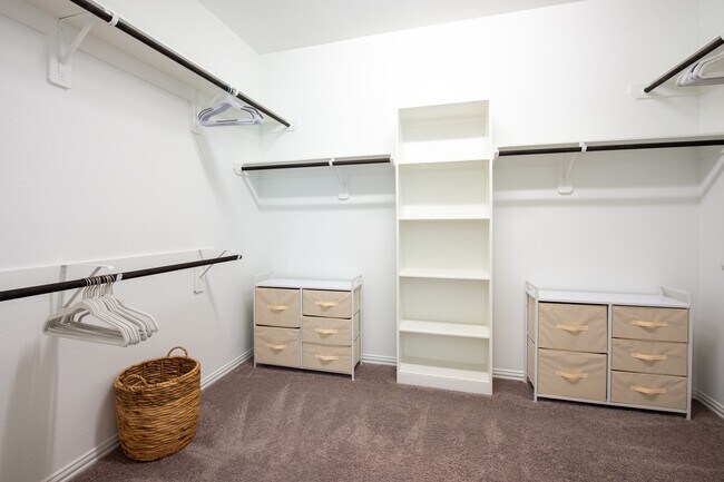 Building Photo - 246 Crest Sights Dr