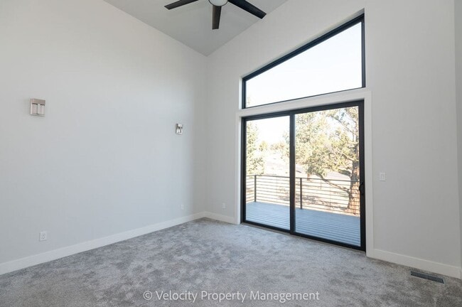 Building Photo - Stunning Home in Eagle Crest Resort Commun...