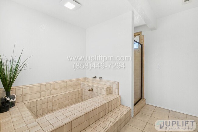 Building Photo - 3 Bedroom 2.5 Bathroom home in Ramona LARG...