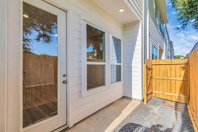Building Photo - 2357 Hoskins Dr