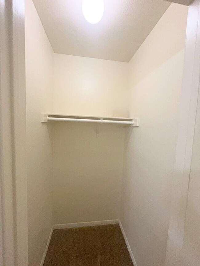 Building Photo - AVAILABLE NOW!