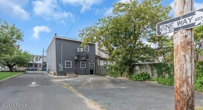 Building Photo - 515 Arnold Ave