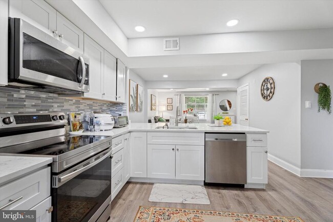 Building Photo - 205 Woodside Cir