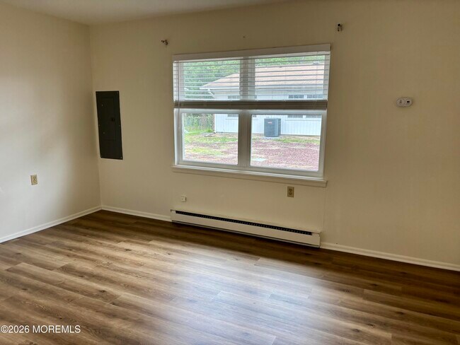 Building Photo - 1192B Clydebank Ct