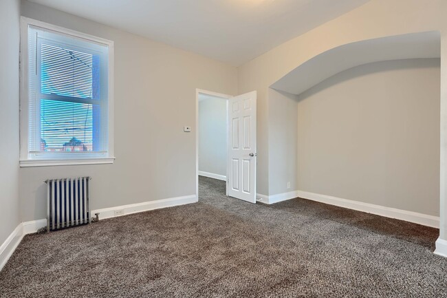 Building Photo - 1314 N Kenwood Ave