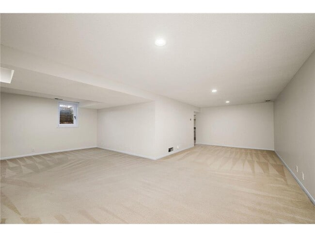 Building Photo - 953 Redwood Dr
