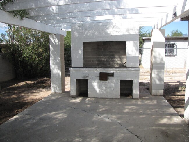 Building Photo - 801 E Halcyon Rd