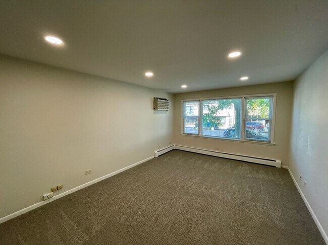 Building Photo - Freshly Renovated 3-Bed in Jefferson Park – In-Unit Laundry & Modern Upgrades!