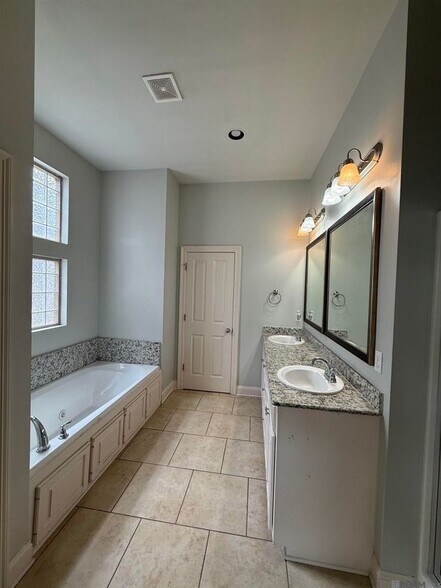 Building Photo - 8017 Seville Ct