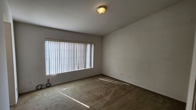 Building Photo - 3 Bedroom House in Sunset Glen Community