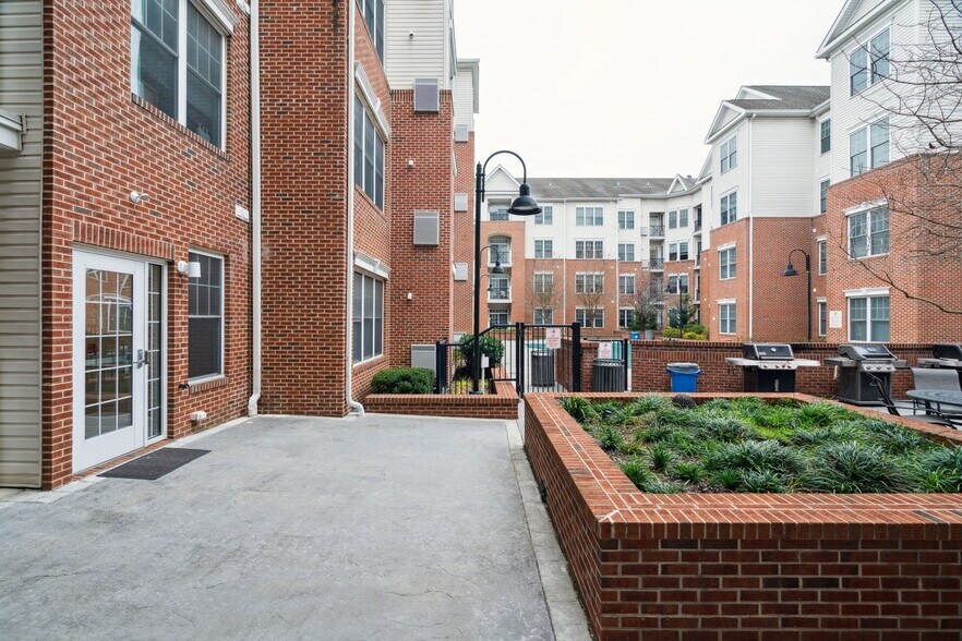 Building Photo - 300 W Elm St