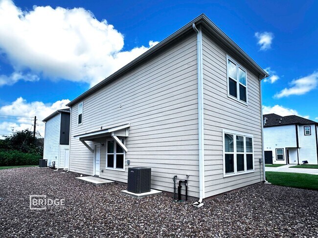 Building Photo - 359 Huisache St