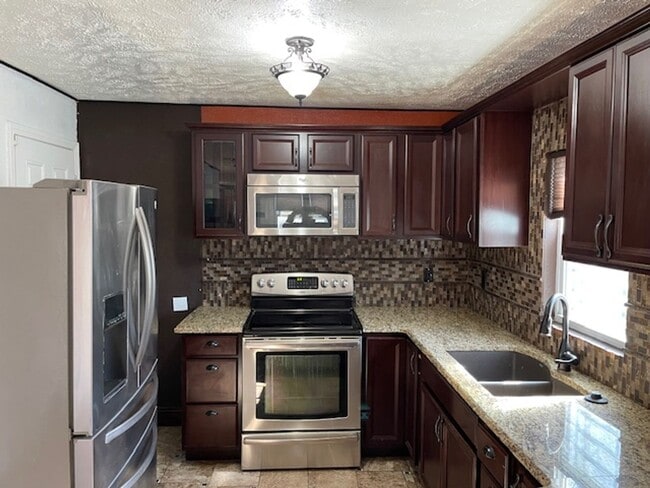 Building Photo - 2bd/1ba Bungalow Available Now!!