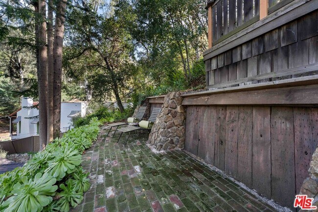 Building Photo - 8050 Jovenita Canyon Dr