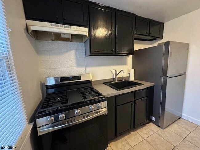 Building Photo - 17 Carolyn Terrace