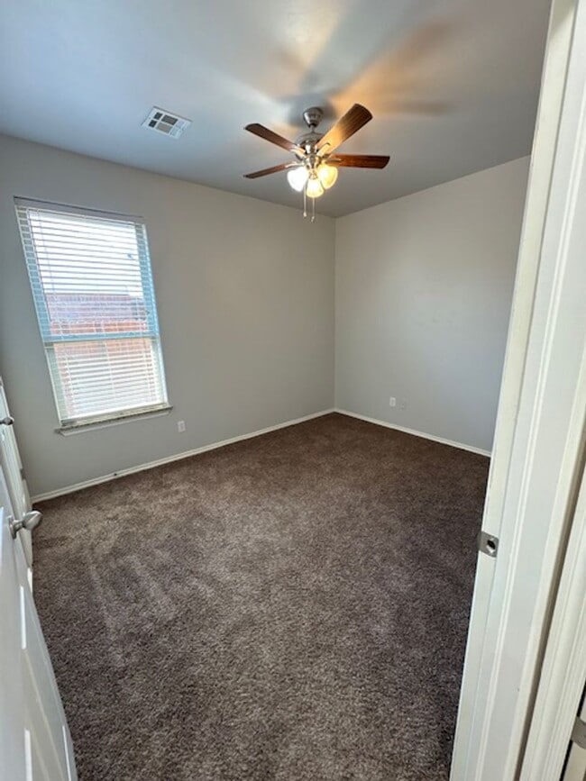 Building Photo - 3br 2ba duplex with 2 car garage!