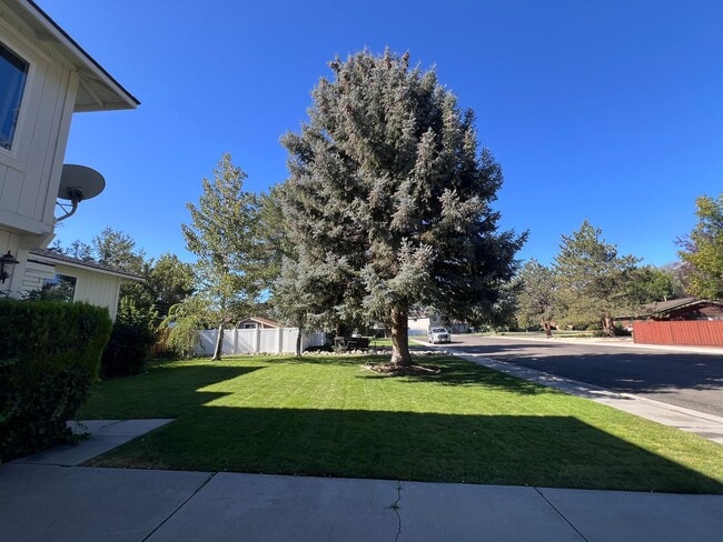 Building Photo - Spacious Split-Level! 4-Bedroom, 3.5-Bath ...
