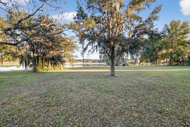 Building Photo - Lakefront 4-Bedroom Home for Rent in Beautiful Umatilla, FL