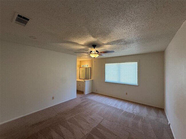 Building Photo - 8906 Pineridge Dr