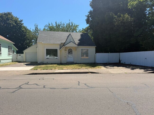 Building Photo - 2 Bedroom with a garage with Large fenced yard!
