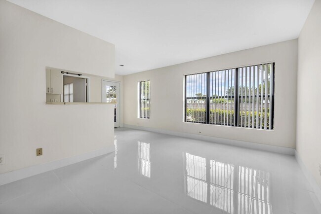 Building Photo - Cozy 2/1 Home in Sunrise!