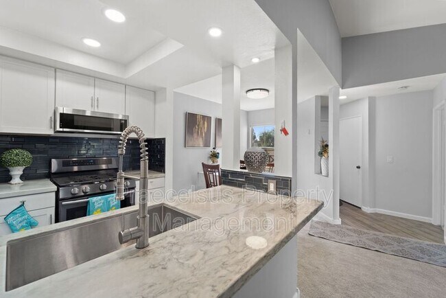 Building Photo - 2035 Lakeridge Cir