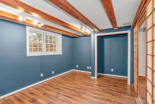 Building Photo - 3911 Ivy Rd NE